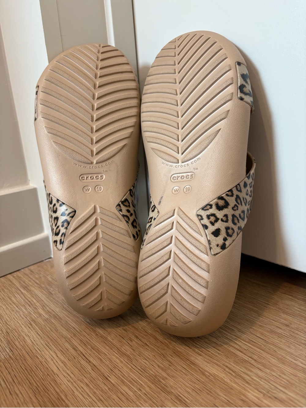 CROCS Serena Leopard Printed Tan Criss Cross Strap Slides with Gold Ring 10 - Picture 9 of 12